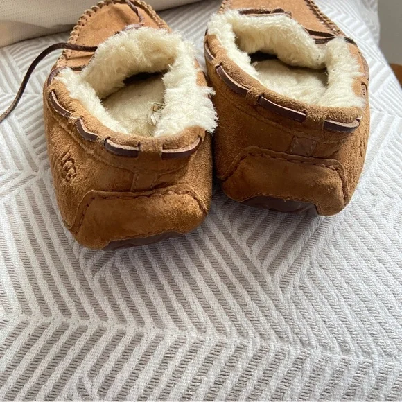 {Ugg} moccasin slippers - Picture 4 of 6